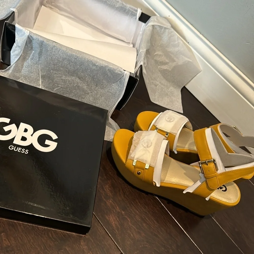 GBG Los Angeles Guess yellow wedge sandals NIB 9M